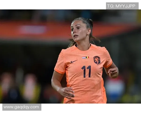 国外女足球星送鞋事件引发热议球迷纷纷关注真实情况