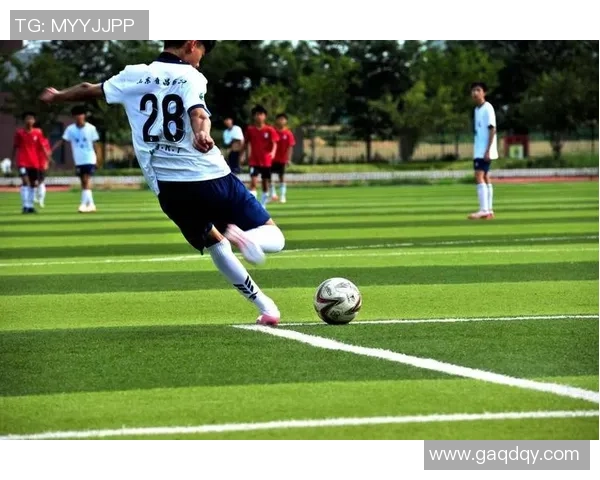 孩子与足球巨星的梦想赛场激发少年激情与未来希望